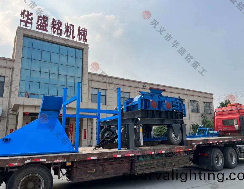 鞏義對輥製砂機廠傢(home)髮貨現場