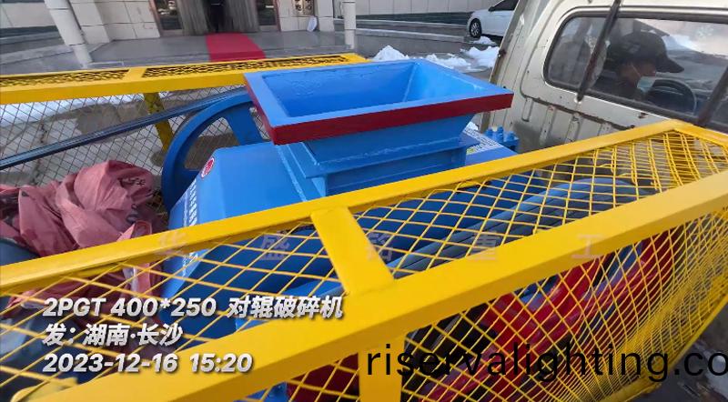 小(small)型對輥破碎機