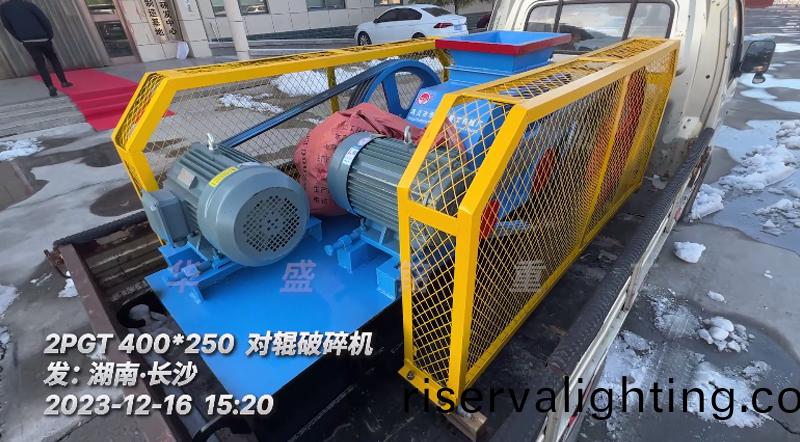 小(small)型對輥破碎機